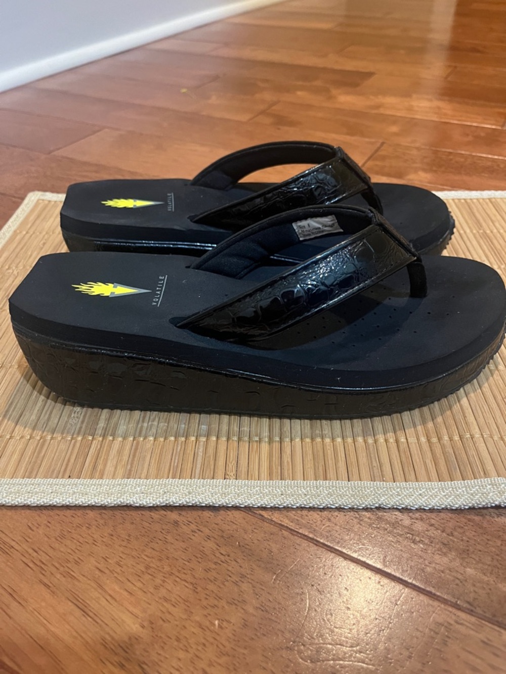 Volatile croc-embossed platform wedge flip-flops 2 in heel size 8 - Picture 5 of 6